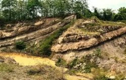 Penggalian pasir ini menyingkapkan bukti adanya Patahan Baris di Desa Cibuluh, Kecamatan Ujungjaya, Kabupaten Sumedang. (Sumber: Dokumentasi Penulis | Foto: T Bachtiar)