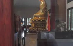Mengintip Rupang Sang Buddha dari Samping Jendela Luar di Vihara Buddha Gaya, Kota Bandung. (Sumber: Dokumentasi Pribadi | Foto: Arfi Pandu Dinata)