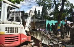 Satpol PP Kota Bandung membongkar lapak pedagang yang berdiri semi permanen di atas trotoar. (Sumber: ayobandung.id | Foto: Gilang Fathu Romadhan)