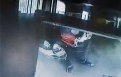 Tangkapan layar rekaman CCTV bom ATM di Jalan DIpatiukur, Kota Bandung, 2011 silam. (Sumber: Metro TV)