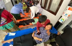 Potret sejumlah siswa yang terkapar lemasakibat keracunan massal MBG di Bandung Barat. (Sumber: Ayobandung | Foto: Restu Nugraha)