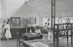 Kegiatan di Technische Hoogeschool te Bandoeng (THB), yang kini dikenal sebagai Institut Teknologi Bandung (ITB). (Sumber: ITB)