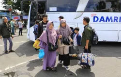 Suasana arus balik mulai terlihat di Terminal Cicaheum, Kota Bandung, Selasa 24 Maret 2026. (Sumber: Ayobandung.com | Foto: Irfan Al-Faritsi)