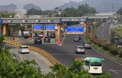 Sejumlah kendaraan melintas di Gerbang Tol Pasteur 1, Kota Cimahi pada Jumat, 27 Maret 2026. (Sumber: Ayobandung.com | Foto: Irfan Al-Faritsi)