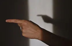 Narasi persatuan belakangan ini baunya mulai anyir. Sering kali, ia terasa lebih mirip ancaman ketimbang pelukan yang tulus. (Sumber: Pexels | Foto: Diana)