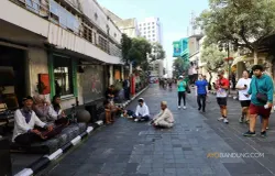 Suasana Jalan Braga, Kota Bandung saat diberlakukannya Braga Free Vehicle pada Sabtu, 4 Mei 2024. (Sumber: Ayobandung.com | Foto: Irfan Al-Faritsi)