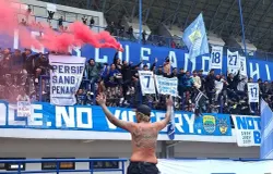 Persib Nu Aing sebagai bentuk ikrar dan menunjukkan rasa cintanya pada Persib. (Sumber: Ayobandung.id | Foto: Arif Rahman)