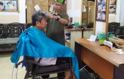 Pemangkas rambut asal Garut. (Sumber: Dokumentasi Penulis)