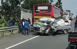Sebuah kendaraan hancur setelah menabrak bagian belakang bus di Jalan Tol Padaleunyi KM 140 arah Bandung, Rabu (1/4/2026). (Sumber: Instagram/@ridwanzaelanii)