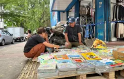 Lapak buku Wawan menjadi sudut kecil bagi pemburu bacaan di tengah ramainya Jalan Kautamaan Istri. (Sumber: ayobandung.id | Foto: Ilham Maulana)