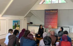 Suasana pameran “Rona Makna” di Howl Library and Creative Space dipenuhi interaksi hangat antara karya dan pengunjung. (Sumber: ayobandung.id | Foto: Halwa Raudhatul)