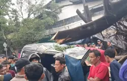Pohon tumbang akibat hujan deras disertai angin kencang di Jalan Bojong Raya Caringin, Kota Bandung memakan korban jiwa, Jumat (3/4/2026). (Sumber: Dok. BPBD Kota Bandung)