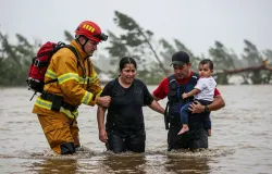 Ilustrasi empati kemanusiaan, tim relawan sedang membantu evakuasi korban banjir (Sumber: Freepik)