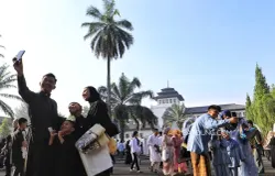 Umat Islam setelah melaksanakan shalat Idul Fitri 1447 Hijriah di pelataran Gedung Sate. (Sumber: Ayobandung.com | Foto: Irfan Al-Faritsi)