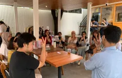 Suasana ngobrol Komunitas Karya Seni Tuli dipenuhi gerakan tangan, tawa tanpa suara, dan interaksi yang terjalin lewat bahasa isyarat. (Sumber: ayobandung.id | Foto: Halwa Raudhatul)