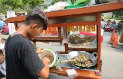 Pedagang batagor. (Sumber: Wikimedia Commons | Foto: Gunawan Kartapranata)