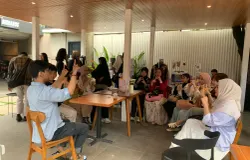 Suasana hangat pertemuan Karya Seni Tuli dipenuhi interaksi melalui bahasa isyarat, tawa, dan semangat berkarya bersama. (Sumber: ayobandung.id | Foto: Halwa Raudhatul)