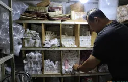 Kenaikan harga plastik di Pasar Kosambi membuat pedagang dan pembeli sama-sama merasakan dampaknya. (Sumber: ayobandung.id | Foto: Irfan Al- Faritsi)