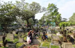 Warga berziarah di Tempat Pemakaman Umum Cikutra, Kota Bandung pada Sabtu, 21 Maret 2026. (Sumber: Ayobandung.com | Foto: Irfan Al-Faritsi)