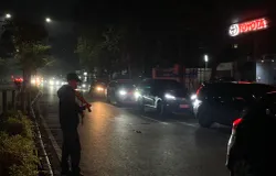 Di tengah lalu lintas Kota Bandung, Ricky menghibur pengendara dengan alunan biola dari hasil belajar otodidak. (Sumber: ayobandung.id | Foto: Halwa Raudhatul)