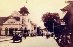 Jalan Raya Pos Bandung masa kolonial. (Sumber: KITLV)