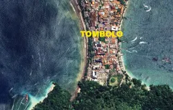 Tombolo Pangandaran, menyambung Pulau Pananjung dengan Daratan Utama dengan endapan pasir yang terbentuk secara bertahap. (Sumber: Citra satelit: Google maps)