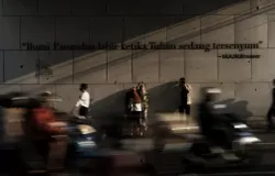 Warga berwisata di Jalan Asia Afrika, Kota Bandung, Minggu, 30 April 2023. (Sumber: Ayobandung.id | Foto: Kavin Faza)