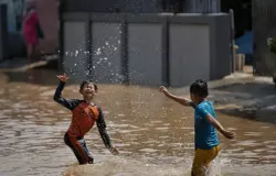 Ilustrasi banjir yang menggenang Kecamatan Bojongsoang, Kabupaten Bandung, (Sumber: Ayobandung.id | Foto: Kavin Faza)