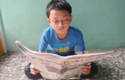 Aa Akil, anak kedua tengah asyik baca koran, Sabtu (4/4/2026) (Sumber: Istimewa | Foto: IBN GHIFARIE)