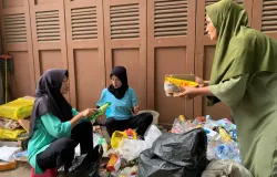 Ibu-ibu di Cibogo, Kecamatan Sukajadi mengolah sampah rumah tangga yang memberikan perubahan terhadap kehidupan sosial dan ekonomi warga. (Sumber: ayobandung.id | Foto: Halwa Raudhatul)