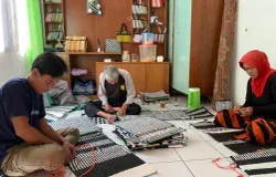 Abang Oyong yang sudah memasuki usia 80-an membantu membuat karpet hasil olahan sampah di Komunitas Masagi Tjibogo. (Sumber: ayobandung.id | Foto: Halwa Raudhatul)