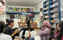 Puluhan penampil memeriahkan Open Mic Vol. 17 Bandung Berpuisi untuk mengekspresikan karya dan merayakan puisi secara langsung. (Sumber: ayobandung.id | Foto: Ilham Maulana)