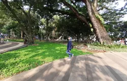 Menikmati suasana taman kota. (Sumber: dokpri | Foto: Sri Maryati)