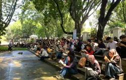 Puluhan anggota Komunitas Baca di Bandung berkumpul di Taman Badak untuk membaca bersama dalam senyap tanpa distraksi. (Sumber: ayobandung.id | Foto: Halwa Raudhatul)