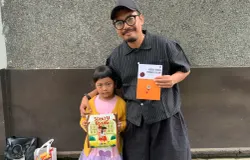 Herry Prihamdani datang bersama anaknya, mengenalkan kebiasaan membaca sejak dini sambil menikmati ketenangan dalam suasana baca senyap. (Sumber: ayobandung.id | Foto: Halwa Raudhatul)