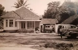 Kondisi tempat angkutan kota  (masih oplet) jurusan Lembang-Bandung "ngetem" di Jalan Setiabudi, Bandung 1950-an, lokasi tepatnya di Jajaran Setiabudi supermarket sekarang.