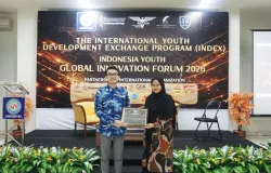 Alessandro Arraniry Pritajaya (kiri) usai menerima sertifikat dalam Indonesia Youth Global Innovation Forum 2026 di UBSI Sukabumi.