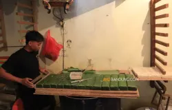 Perajin menyelesaikan pembuatan tempe di Jalan Muararajeun, Kota Bandung, (Sumber: Ayobandung.com | Foto: Irfan Al-Faritsi)