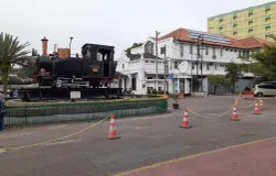Monumen Sepur Lempung di Stasiun Hall sebelah selatan yang merupakan ikon konektivitas kota Bandung sepanjang zaman (Sumber: dokpri | Foto: Totok Siswantara)