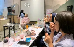 Suasana beauty class yang hangat dan suportif, tempat para peserta belajar, bereksperimen, dan membangun rasa percaya diri bersama. (Sumber: ayobandung.id | Foto: Halwa Raudhatul)