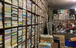 Di sudut Dipatiukur, DU 68 Musik menjadi tempat singgah para pencinta musik analog. (Sumber: ayobandung.id | Foto: Halwa Raudhatul)