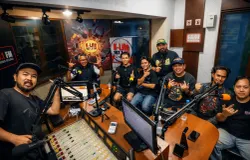 Host Lite Rock bersama Band Rain of Doom dan penggiat rock Ghowo Van Bares dalam sesi talk show di K-Lite FM Bandung. (Foto: Band Rain of Doom)