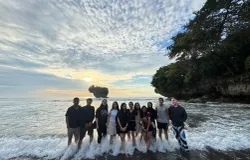 Pantai Madasari di pagi hari dengan suasana tenang dan nyaman. (Sumber: Dokumentasi Penulis | Foto: Pernando Aigro S)