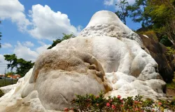 Gundukan endapan travertin, semula bentuknya menyerupai sѐѐng, menyerupai dandang, dan di dalamnya terdapat air panas yang terus membual. Inilah yang menjadi inspirasi para karuhun untuk menamai kawasan ini Cisѐѐng. (Sumber: Dokumentasi Penulis)