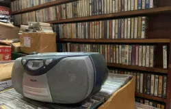 Koleksi kaset lama di DU 68 Musik. (Sumber: ayobandung.id | Foto: Halwa Raudhatul)