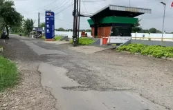 Kondisi jalan yang rusak di Kecamatan Gedebage, Kota Bandung. (Foto: Ayobandung.com/Toni Hermawan)