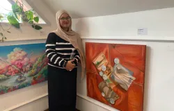 Vania Kamila Zahra dan lukisannya yang berjudul “Uang Kecil”. (Sumber: ayobandung.id | Foto: Halwa Raudhatul)