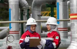 Pekerja wanita pada pembangkit listrik panas bumi (Sumber: geodipa.co.id)