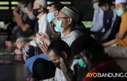 Ilustrasi umat Islam sedang berdoa. (Sumber: Ayobandung.com)