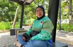 Bagi Enis, menjadi Kartini masa kini berarti pantang menyerah mencari nafkah di usia senja. (Sumber: ayobandung.id | Foto: Ilham Maulana)